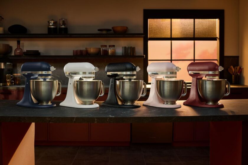KitchenAid reinventa su icónico robot de cocina.
