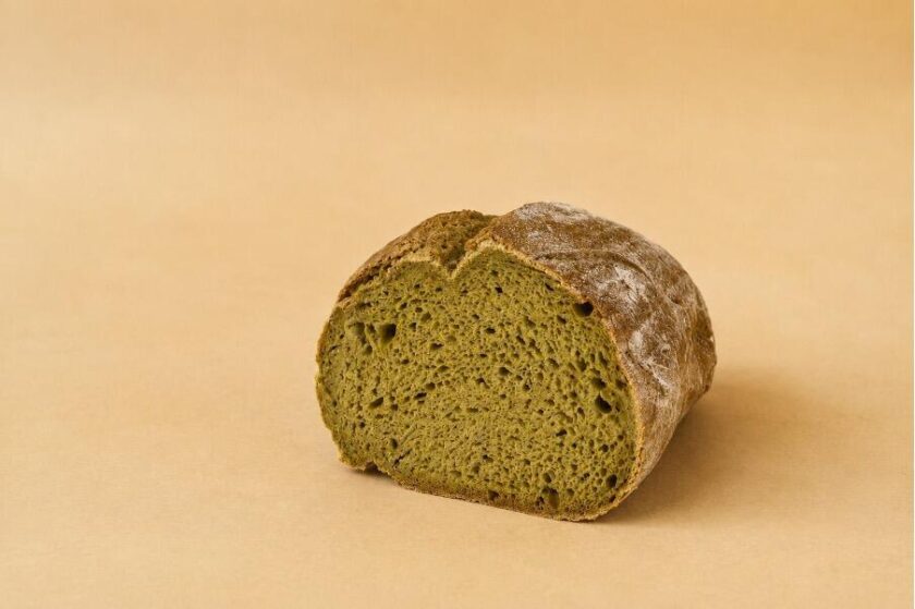 Pan de Matcha y espirulina, beneficios de su consumo.