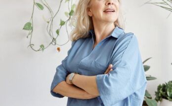 Los 10 errores que cometemos con el pelo después de los 50 (y que el verano empeora)