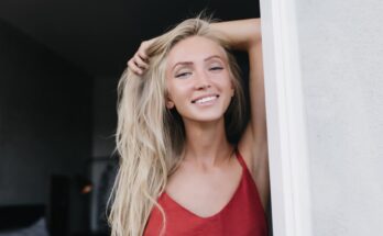Cómo eliminar los tonos verdosos, anaranjados y amarillentos de tu melena rubia tras las vacaciones.