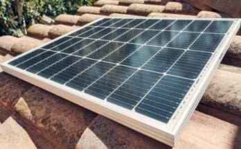 ¿Qué aspectos deben revisarse antes de instalar paneles solares en un tejado?