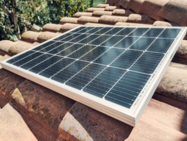 ¿Qué aspectos deben revisarse antes de instalar paneles solares en un tejado?