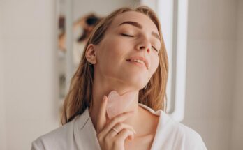 Por qué la medicina tradicional china recomienda Gua Sha facial en otoño.