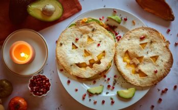 Recetas terroríficas de Halloween: Quesadillas de Halloween con batata, aguacate y cheddar