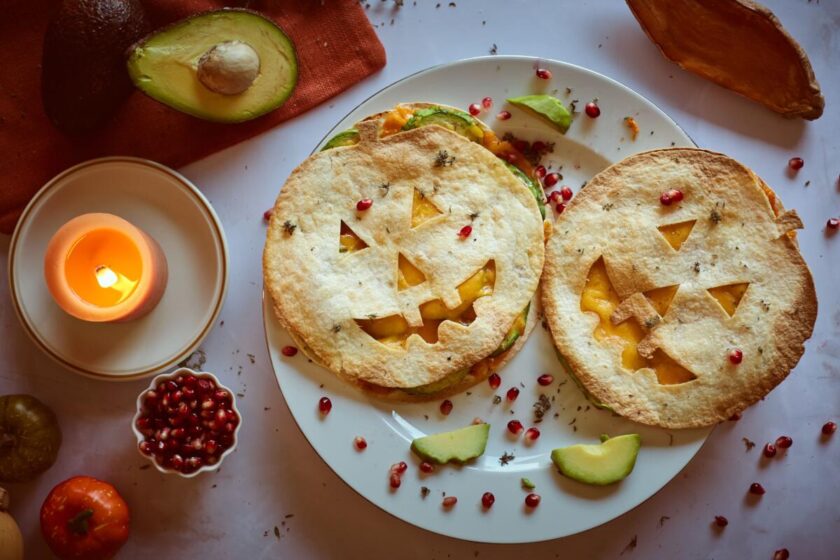 Recetas terroríficas de Halloween: Quesadillas de Halloween con batata, aguacate y cheddar